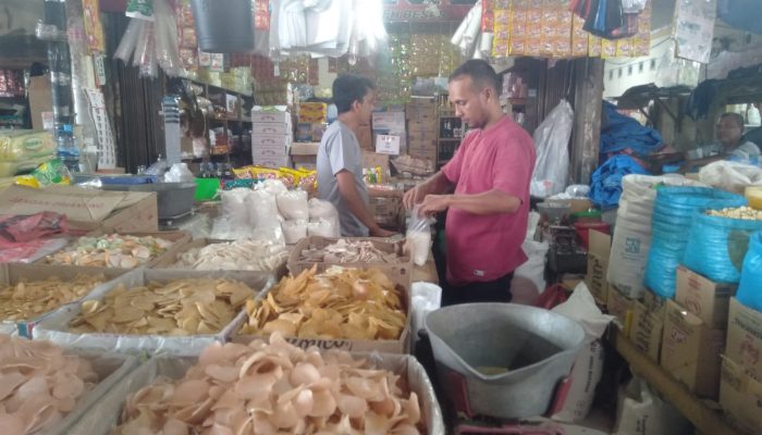 Harga Minyak Goreng Eceran di Pasar Induk Lambaro Melonjak