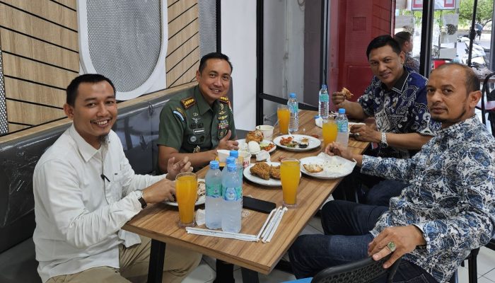 Kunjungi Kutaradja Fried Chicken, Dandim 0101/KBA Tegaskan Komitmen TNI untuk UMKM Lokal