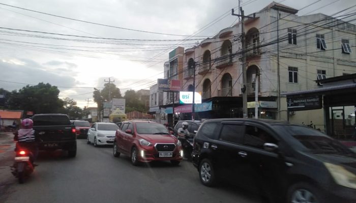 Simpang BPKP Lamteh Ulka Banda Aceh Macet Hingga Depan Swalayan Lambhuk