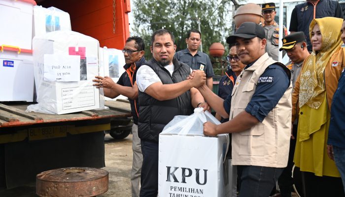 Pj Bupati Aceh Besar Lepas Logistik Pilkada untuk Pulo Aceh