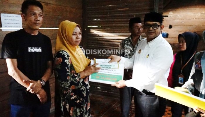 Pj Bupati Agara Serahkan Santunan Kepada Korban Banjir Bandang