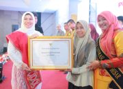 Cut Rezky Handayani Hadiri Pengukuhan Bunda Literasi Aceh