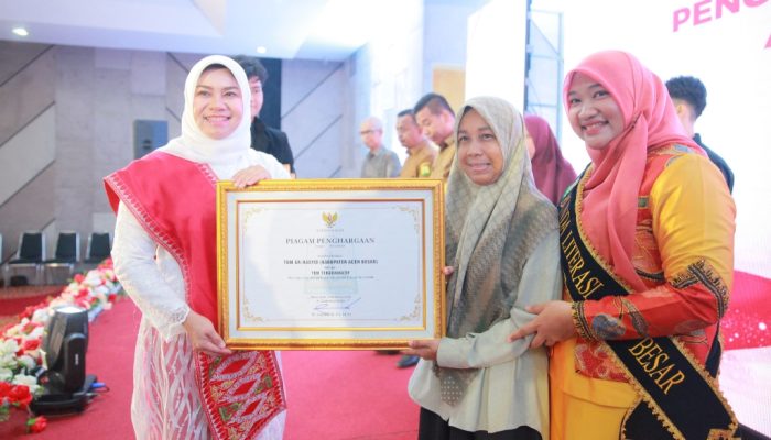 Cut Rezky Handayani Hadiri Pengukuhan Bunda Literasi Aceh