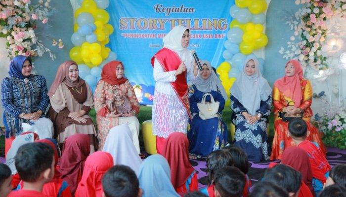 Cut Rezky Handayani Dampingi Safriati Kenalkan Literasi Lewat Story Telling Tingkat PAUD