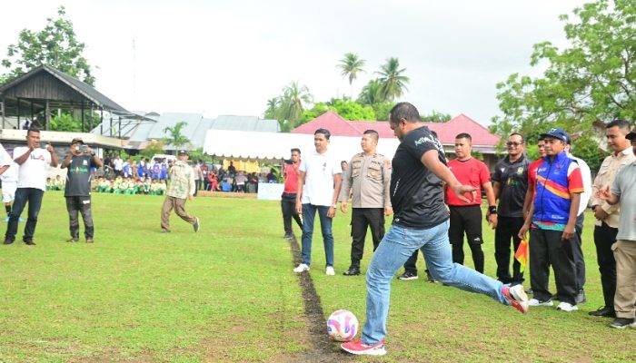 Tendang Bola Perdana, Wakapolresta Banda Aceh Buka Gala Siswa Piala Pj Bupati Aceh Besar 2024