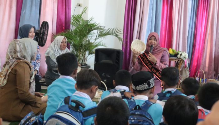 Cut Rezky Kenalkan Kerajinan dan Kesenian Khas Aceh Besar kepada Murid TK