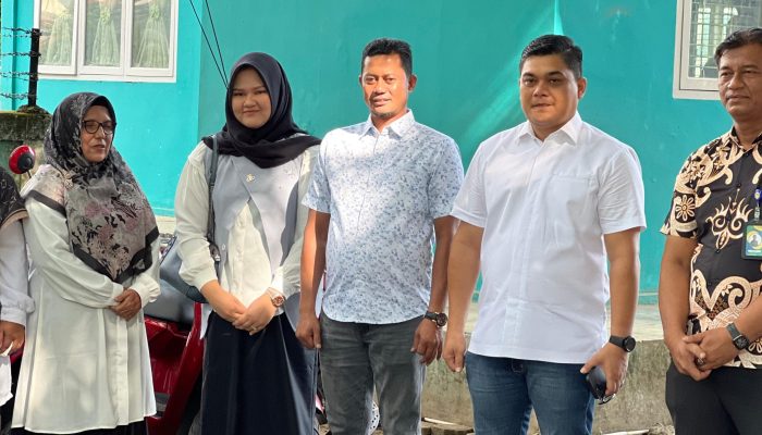 Wakil Ketua DPRK Aceh Besar Tinjau Persiapan Adiwiyata di SDN 1 Pagar Air