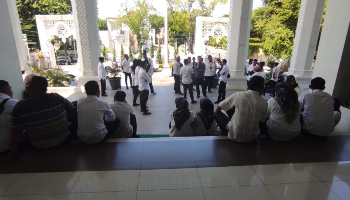 Usai dari Kantor BKPSDM, Ratusan Pegawai Non ASN RSUD Meuraxa Datangi Gedung DPRK Banda Aceh