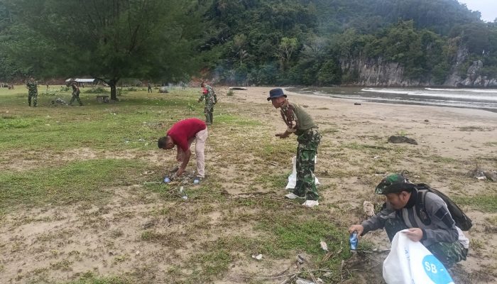 Sambut HUT Ke-68 Kodam IM, Personel Kodim 0101/KBA Gelar Aksi Bersih Pantai