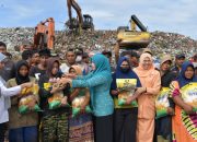 Pengurus PKK Aceh Bagikan Sembako untuk Pemulung TPA Gampong Jawa