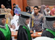 Wakili Pj Bupati, Plt Kadinsos Aceh Besar Hadiri Wisuda Akbar Lansia