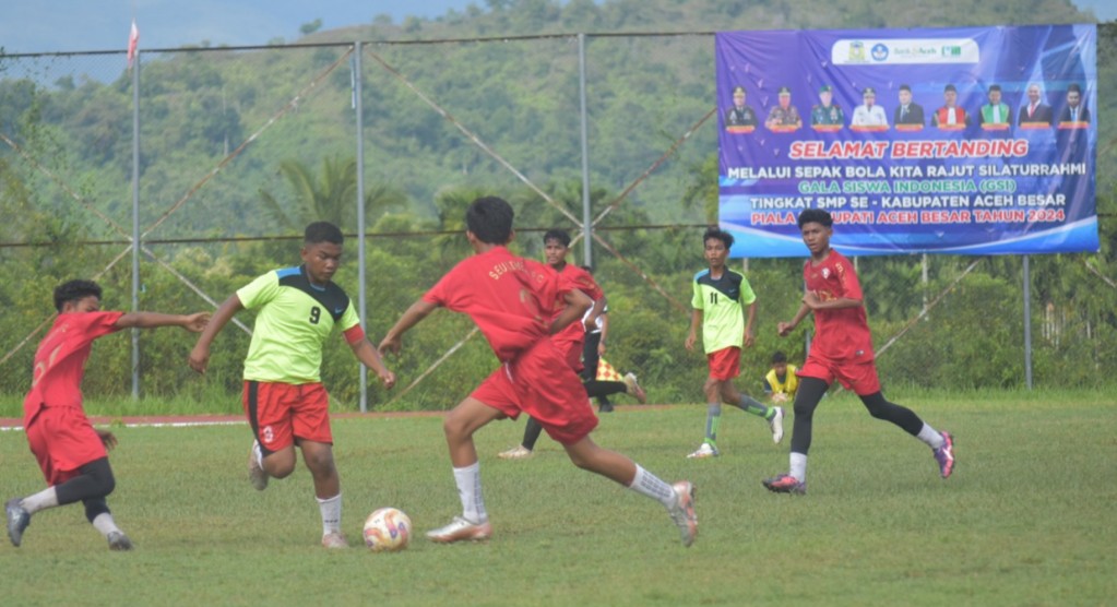 Pertandingan SMP1 Seulimeum (merah) versus SMPN 1 Mesjid Raya. Foto : Panitia.