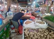 Harga Cabai di Pasar Induk Lambaro Anjlok