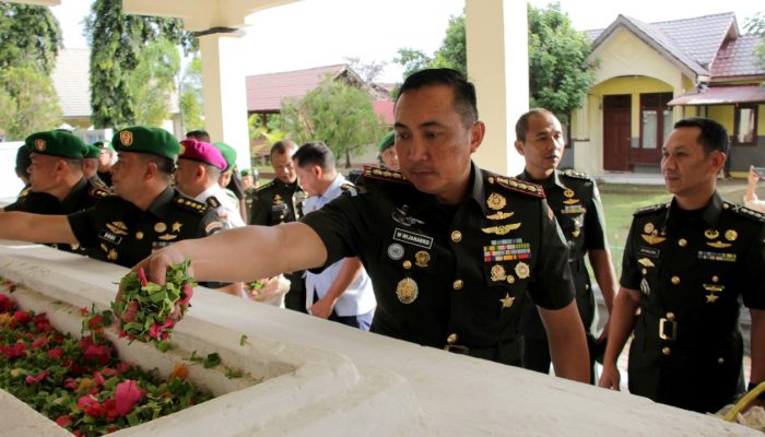 Peringati HUT ke-68 Kodam IM, Dandim 0101/KBA Ikut Ziarah Makam Sultan Iskandar Muda