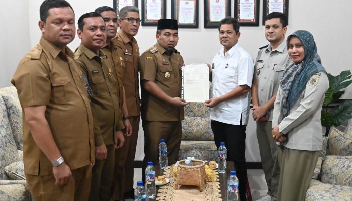 Pj Bupati Aceh Besar Terima 80 Sertifikat Elektronik dari BPN