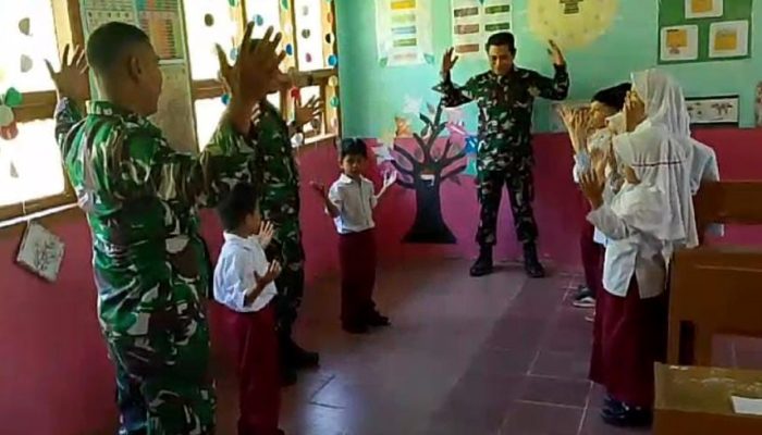 Anggota Koramil 19/Leupung Kenalkan Metode Matematika Gasing di SDN Pulot