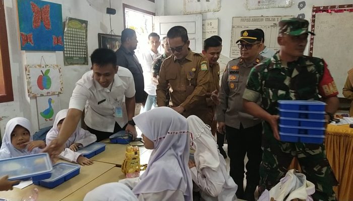 Wakili Pj Bupati, Sekdisbud Aceh Besar Pantau Makan Siang Gratis di Beberapa Sekolah