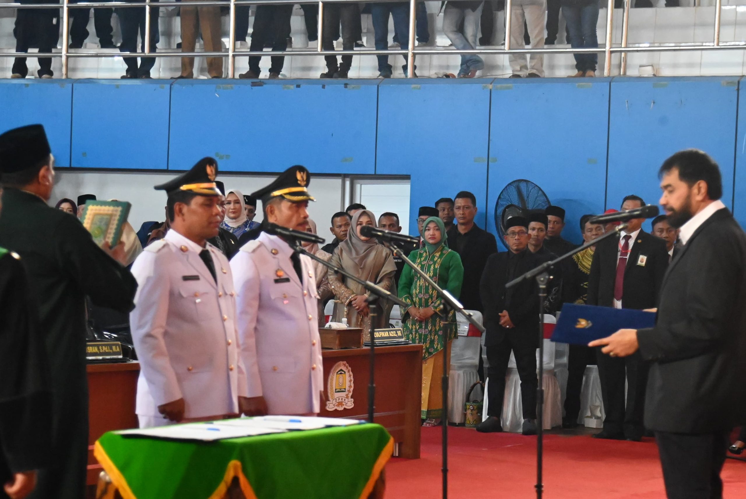 Gubernur Aceh, Muzakir Manaf (Mualem) melantik Syech Muharram Idris dan Syukuri A Jalil sebagai Bupati dan Wakil Bupati Aceh Besar periode 2025-2030 di Gedung JSC, Kota Jantho, Aceh Besar, Rabu (13/2/2025). FOTO/ BEDU SAINI 