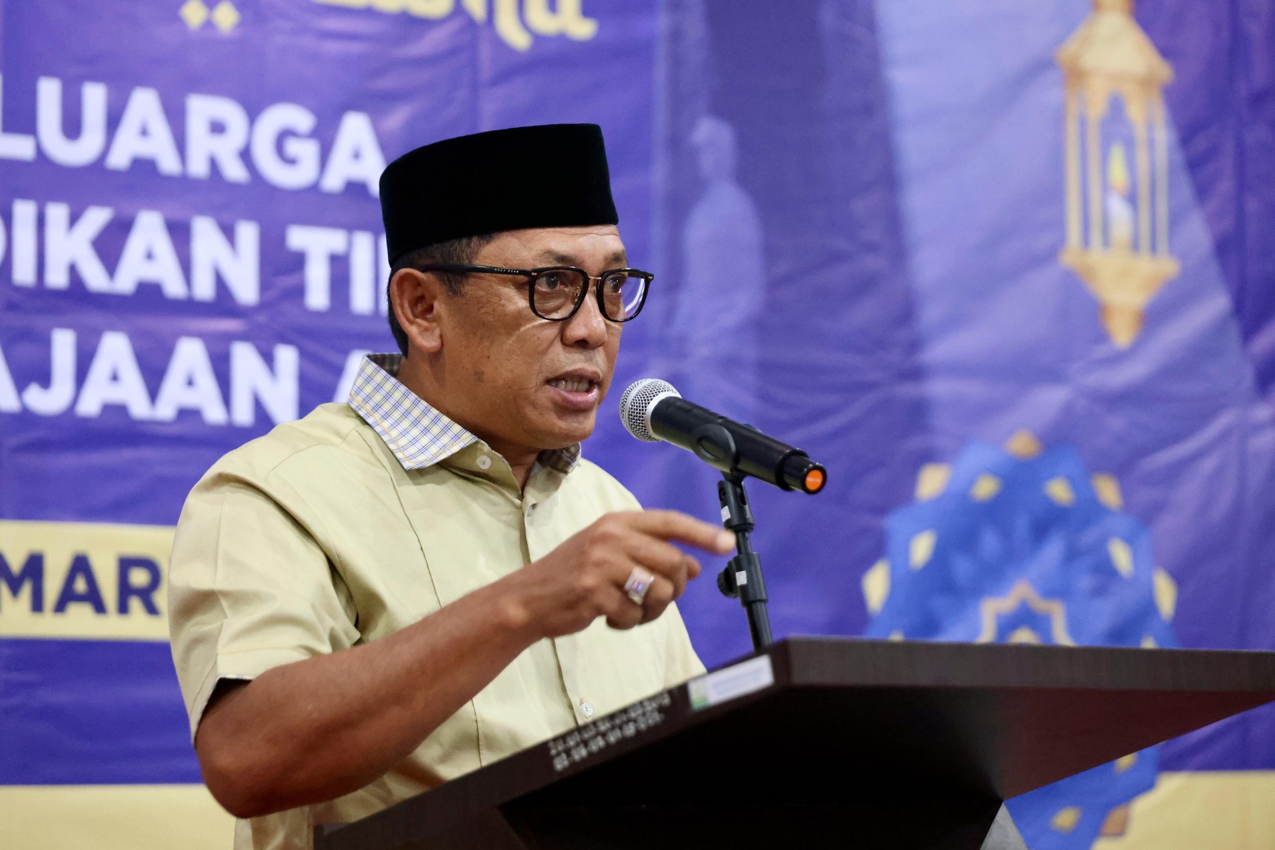 Plt Sekda Aceh, Drs. Alhudri, M.M, memberi arahan dalam silaturahmi, buka puasa bersama keluarga besar Ikatan Alumni Pendidikan Tinggi Kepamongprajaan (IKAPTK) Aceh, di Aula Gedung Perpustakaan Aceh, Banda Aceh, Sabtu, (8/3/2025). FOTO HUMAS PEMERINTAH ACEH 