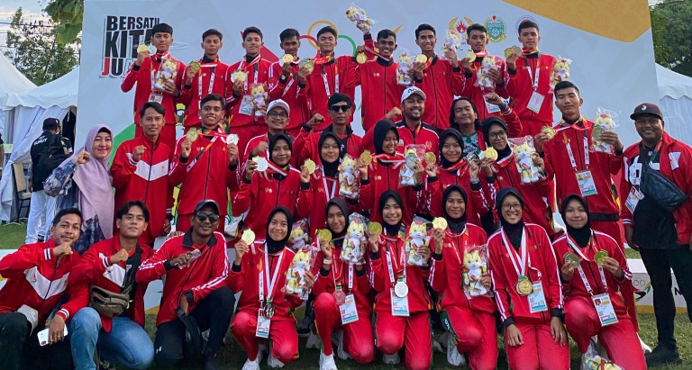 Tim drum band Aceh berpose bersama ketika usai meraih medali emas di PON XXI Aceh - Sumut 2024. Foto : PDBI Aceh.