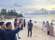 Pantai Lampuuk Dipadati Pengunjung di Akhir Pekan Libur Panjang Idul Fitri