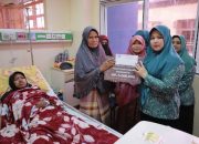Ketua TP PKK Aceh Besar Salurkan Bantuan Fakir Insidentil dari Baitul Mal untuk Siti Maisurah