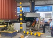 Truk Trailer Tabrak Gerbang Tol Surabaya, Sopir Diduga Mengantuk