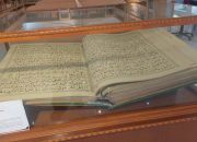 Mau Lihat Mushaf Quran Raksasa Tulisan Tangan Era Modern, Datang Saja ke Perpustakaan Museum Aceh