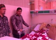 Rektor UIN Ar-Raniry Kunjungi Mahasiswa Pengidap Penyakit Langka di RSUDZA