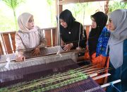 Ketua Dekranasda Aceh Besar Kunjungi Sentra Kerajinan Songket dan Souvenir