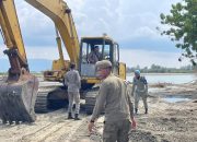 Satpol PP dan WH Aceh Besar Hentikan Pengurukan Pasir Laut di Baitussalam