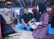 Bupati Aceh Besar Tinjau Stand Dekranasda Aceh Besar di Inacraft
