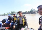 Kapolda Sebrangi Sungai Tingkeum untuk Tembus ke Aceh Utara