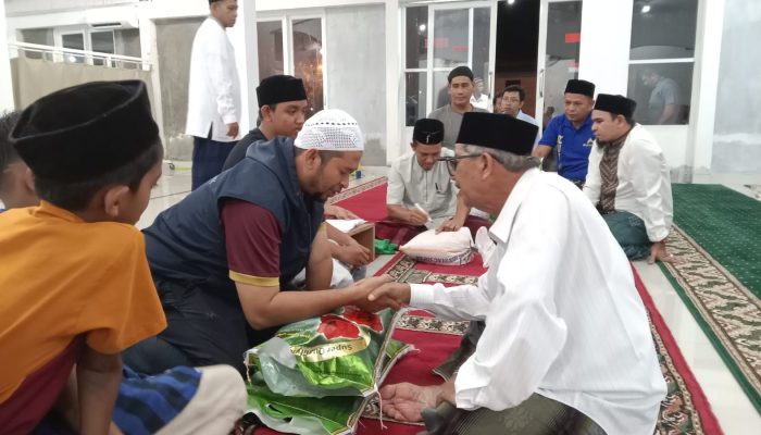 Warga Gampong Leu Ue Mulai Tunaikan Kewajiban Zakat Fitrah