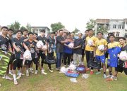 Plt Kadisparpora Aceh Besar Serahkan Perlengkapan Olahraga untuk PSAB