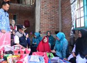 Perhatian untuk Disabilitas, Rita Mayasari Serahkan Bantuan Sembako di Teubang Phui Montasik
