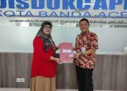 Disdukcapil Banda Aceh Serahkan 27 Keping KIA untuk TK Permata Bunda