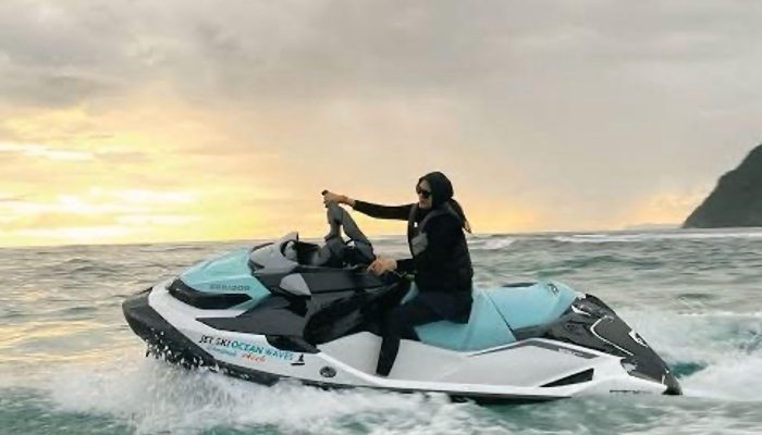 Serunya Wisata Jetski di Gelombang Pantai Lampuuk Aceh Besar