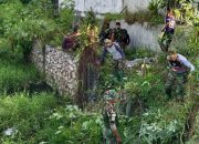 Personel TNI Bersama Warga Bersihkan Drainase Kawasan Bundaran Lambaro Aceh Besar