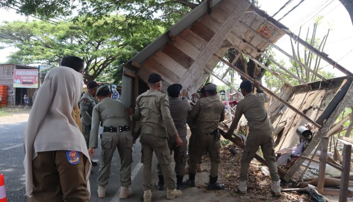 Satpol PP Aceh Besar Lanjutkan Pembongkaran Bangunan Liar di Baitussalam