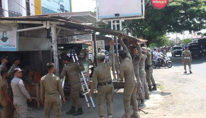 Satpol PP dan WH Aceh Besar Minta Pedagang Tak Lagi Memanjangkan Kanopi