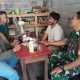 Perkuat Kedekatan dengan Warga, Babinsa Peukan Bada Aktif Jalin Komsos di Desa Binaan
