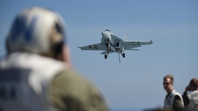 2 Jet Tempur EA-18 AS Tabrakan di Udara saat Pamer Atraksi Aerobatik