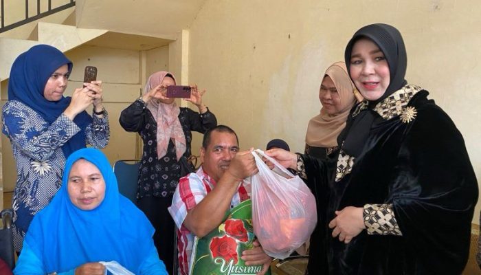 Jelang Idul Adha, Wali Kota Banda Aceh Serahkan Bantuan Sembako Kepada Difabel
