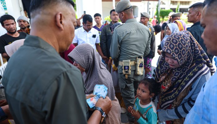 Mualem Bagikan Uang Meugang dari Dana Pribadi, Seribuan Warga Datangi Meuligoe Gubernur Aceh