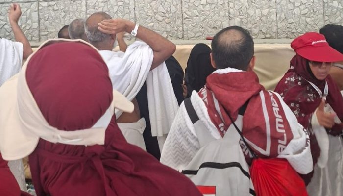 Jamaah Haji Aceh Lakukan Lempar Jumrah Aqabah di Mina