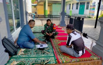 Babinsa Lam Hasan Peukan Bada Bersama Aparatur Desa, Bahas Keamanan Lingkungan