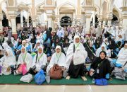 Suasana pelepsan 314 Calon Jamaah Haji (CJH) Aceh Besar berkumpul di Masjid Baitul Makmur Sibreh, Kecamatan Sukamakmur