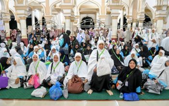 Suasana pelepsan 314 Calon Jamaah Haji (CJH) Aceh Besar berkumpul di Masjid Baitul Makmur Sibreh, Kecamatan Sukamakmur