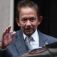 Momen Sultan Brunei Nyetir Pesawat Sendiri ke KTT ASEAN di Filipina
